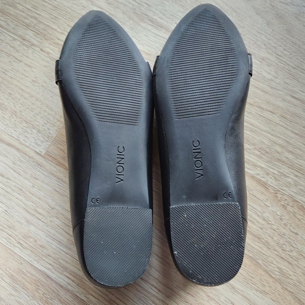 Vionic Black Croc-Embossed Leather Loafers - Picture 5 of 8